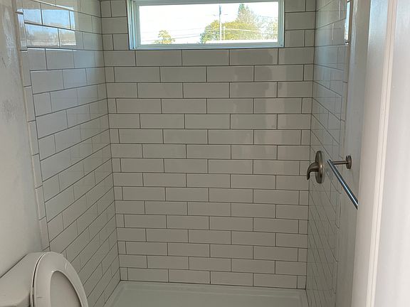 2nd image of 4649 Dunkeld Ave
