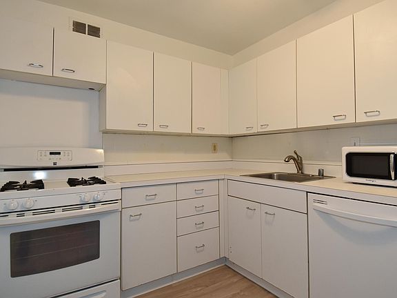 4th image of 4977 Battery Ln #1-1017