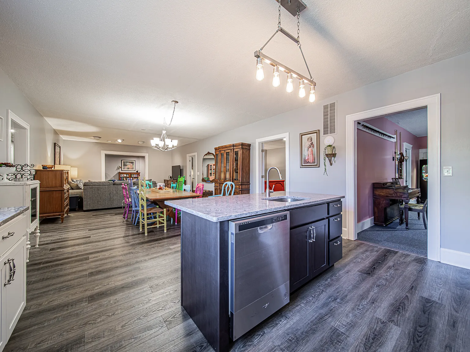 6 bed, 3000 sqft, $3,000 — Photo 3