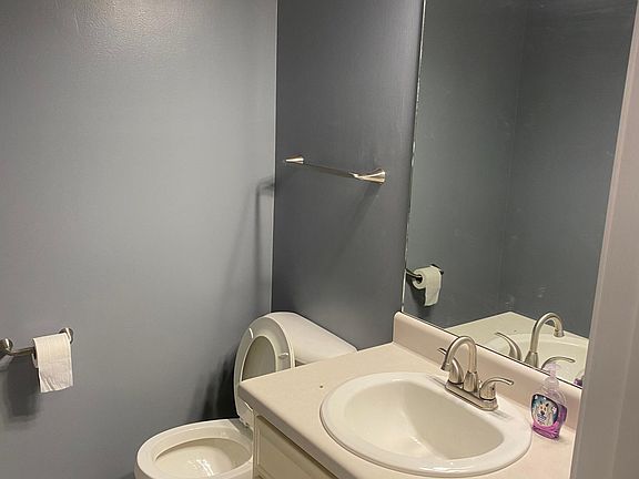 5th image of 202 Tomlinson Dr APT 6C