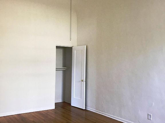 5th image of 622 N Plymouth Blvd APT 3