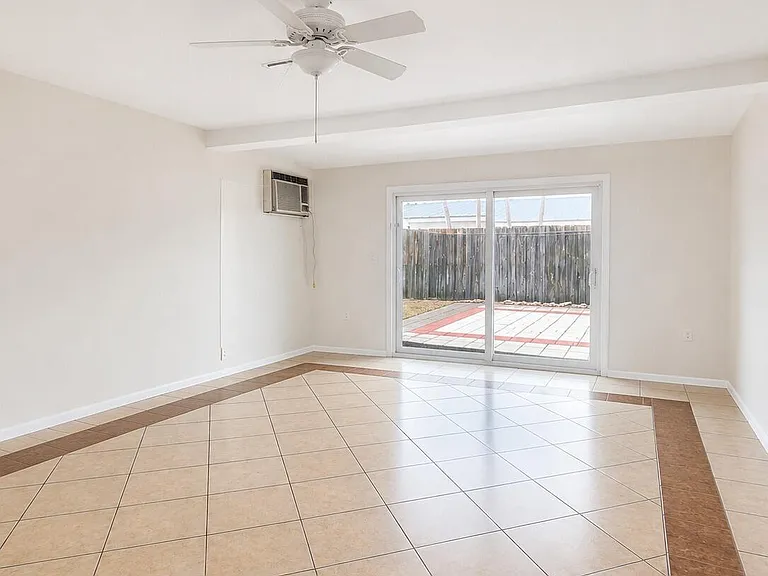 217 Martin St — Photo 10