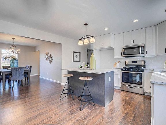 4th image of 1295 Clearlake Cir