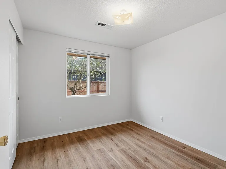 313 S Nectarine St — Photo 16