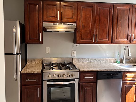 4th image of 386 Lawton Ave