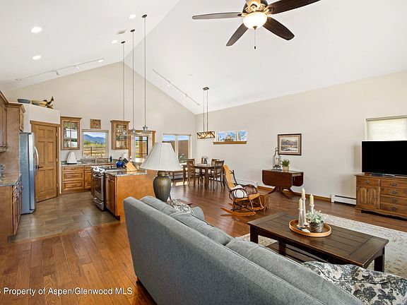 4th image of 421 N Meadow Dr