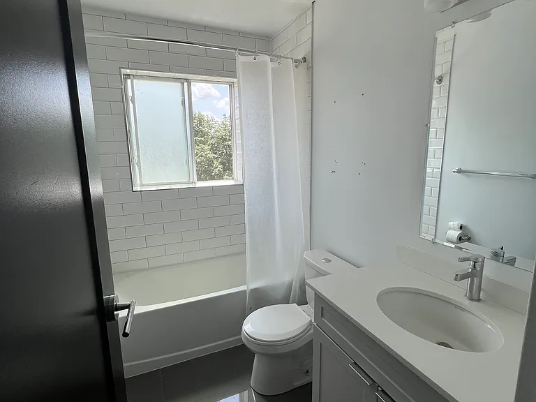 784 Hughson St #15 — Photo 7