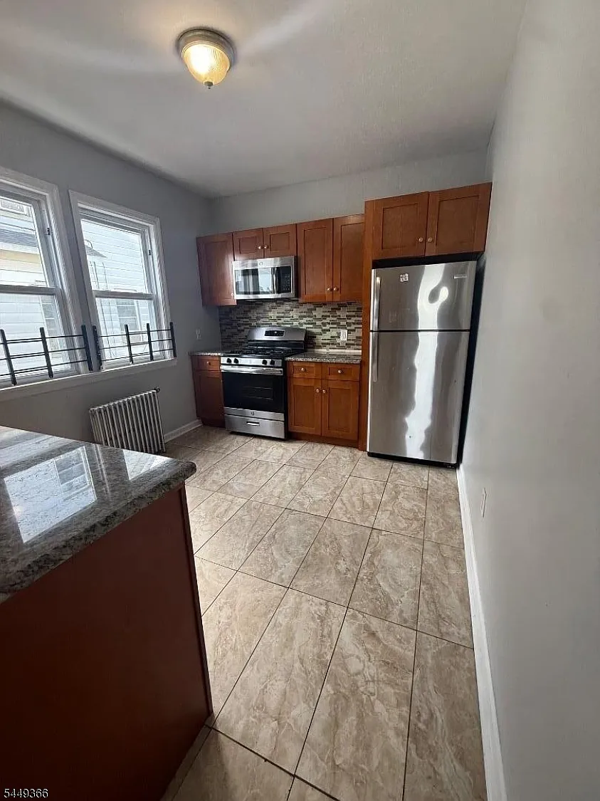 3 bed, 1.0 bath, $2,400 — Photo 3