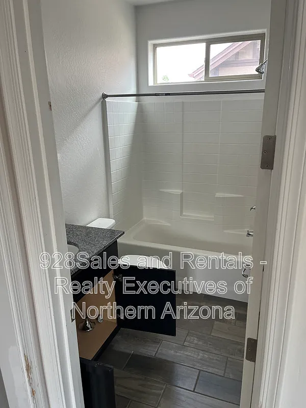 3 bed, 2.5 bath, 1996 sqft, $3,200 — Photo 4