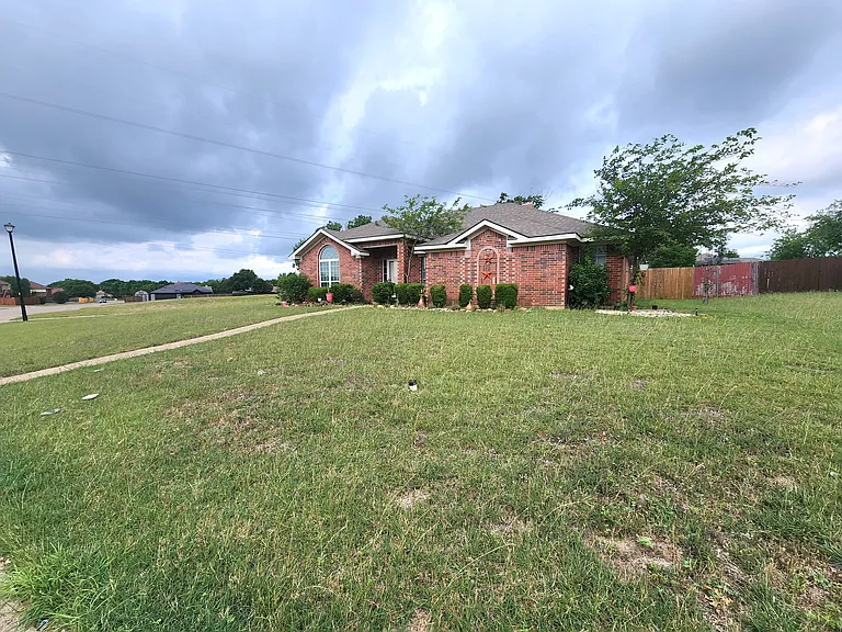 913 Wentwood Dr — Photo 2