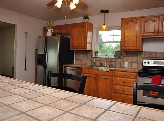 4th image of 425 Southwest Dr