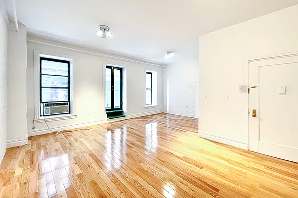 Rented by Coldwell Banker Warburg | media 7