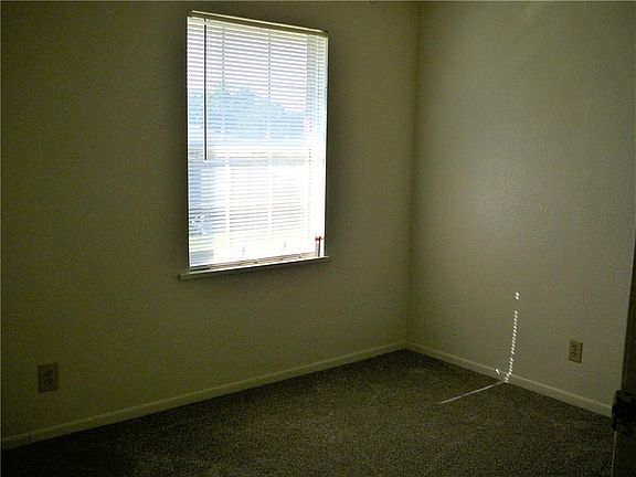 4th image of 404 Kinson St