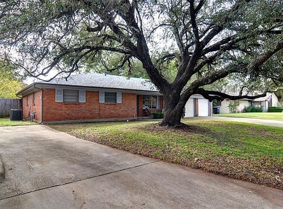 3rd image of 1111 Crestwood Dr