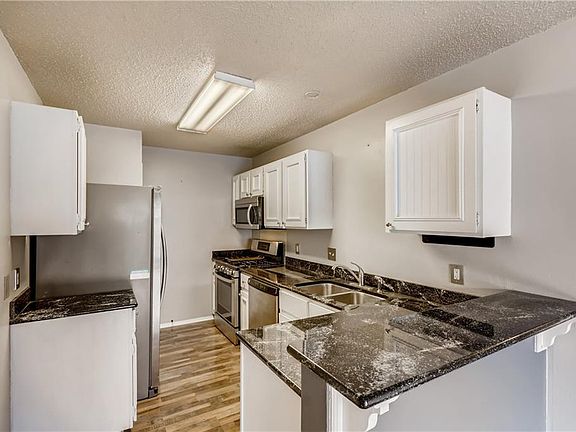 3rd image of 505 Live Oak Dr