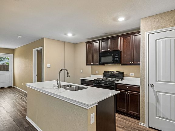 5th image of 1605 Fields View Dr