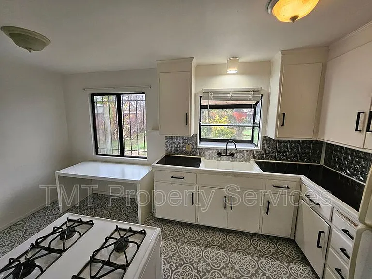 137 W 3rd St — Photo 27