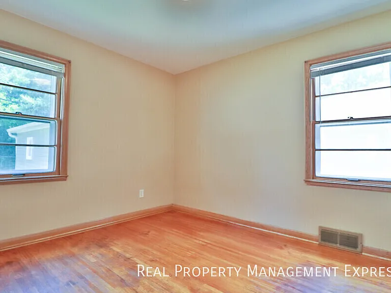 1904 S Hawthorne Ave — Photo 14
