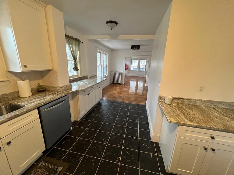 717 Belmont St — Photo 8