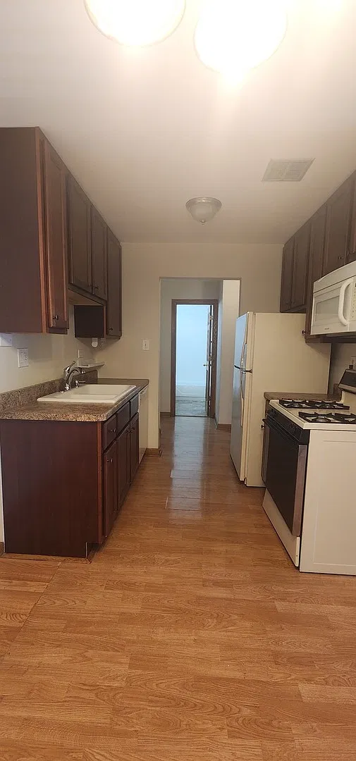 1 bed, 900 sqft, $1,595 — Photo 4