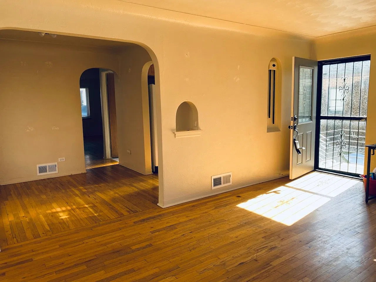 2 bed, 1.0 bath, 1100 sqft, $2,450 — Photo 2