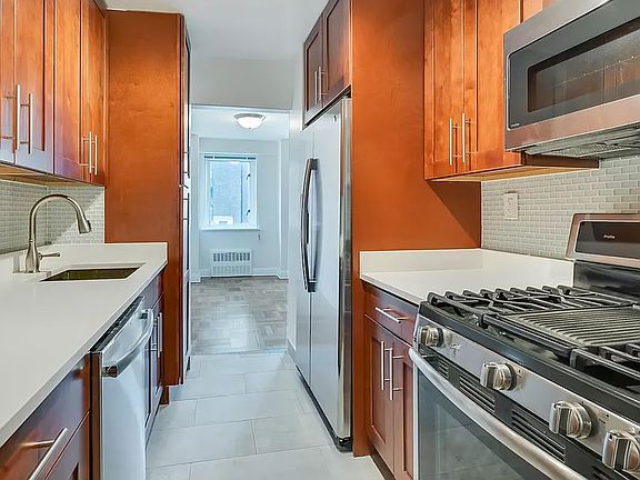 5th image of 200 E 71st St APT 16F