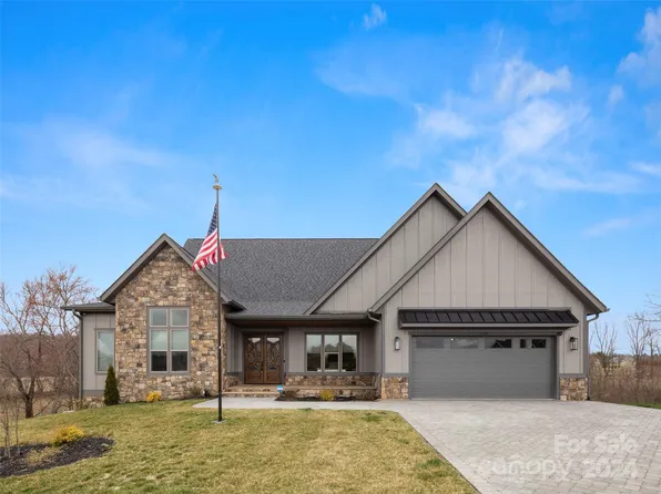535 Daniel Circle Dr, Mills River, NC 28759