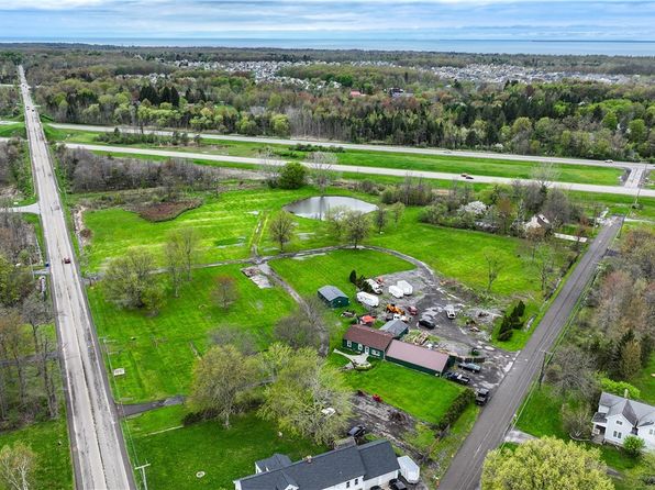 2572 Lakeview Rd, Lake View, NY 14085