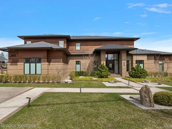 6925 Meadowlake Rd, Bloomfield Township, MI 48301