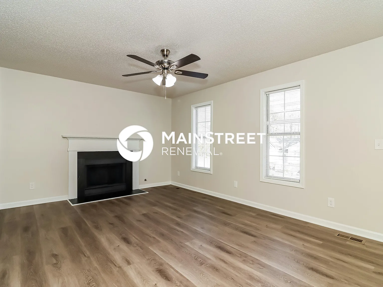 211 Hampton Dr — Photo 4