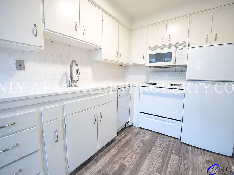 425 E 3rd Ave — Photo 76