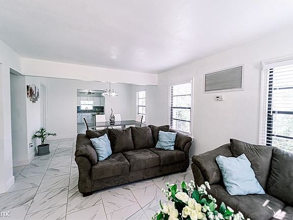5th image of 1027R W Berry Ave