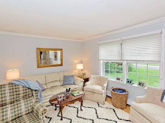 4th image of 960 Birchwood Ln