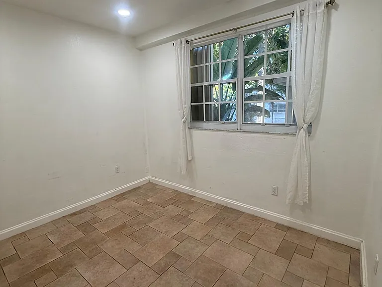 242 SW 15th Ave #A — Photo 16