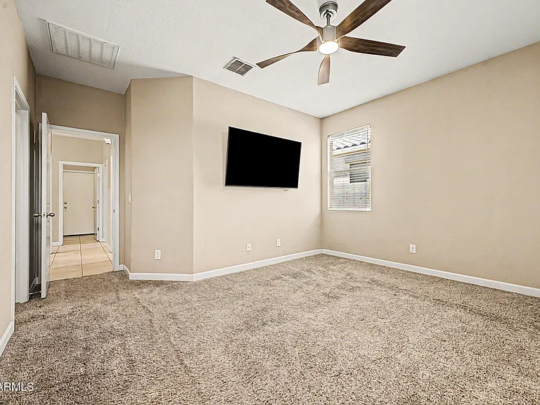 1619 N Hillcrest — Photo 12