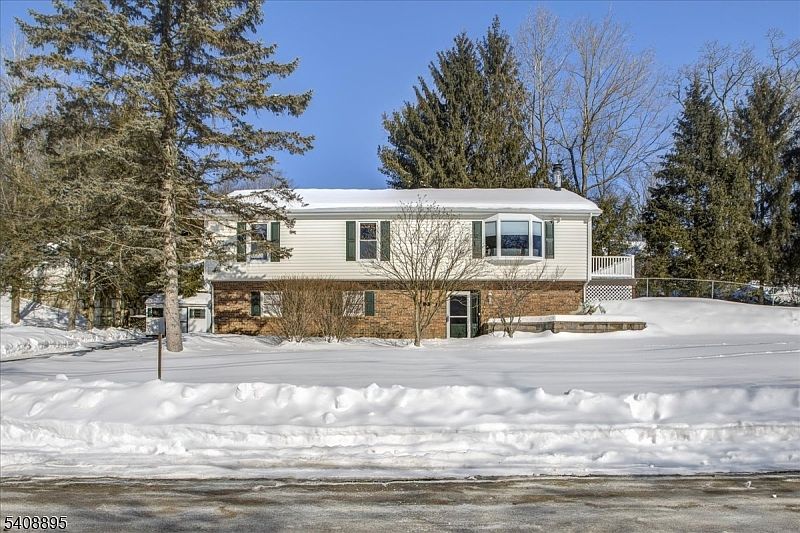 1st image of 19 Danbury Ln