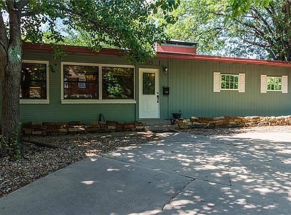 3rd image of 513 W Easy St