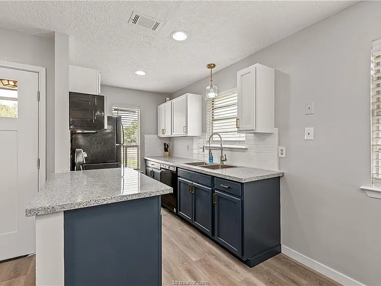 3410 Leon St #A — Photo 8