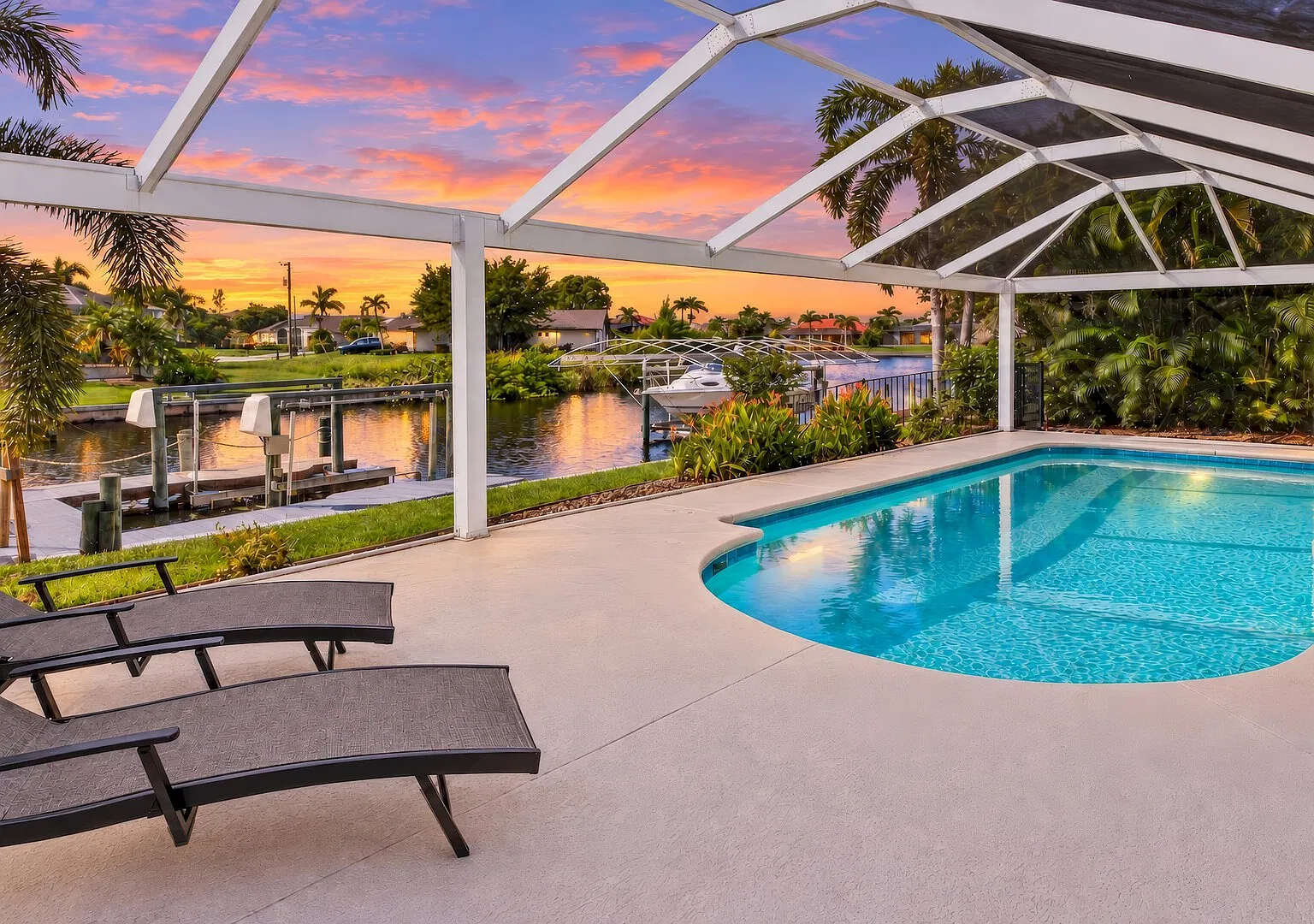Mei Jing Waterfront Pool, Boat Dock & Tiki Hut — Photo 1