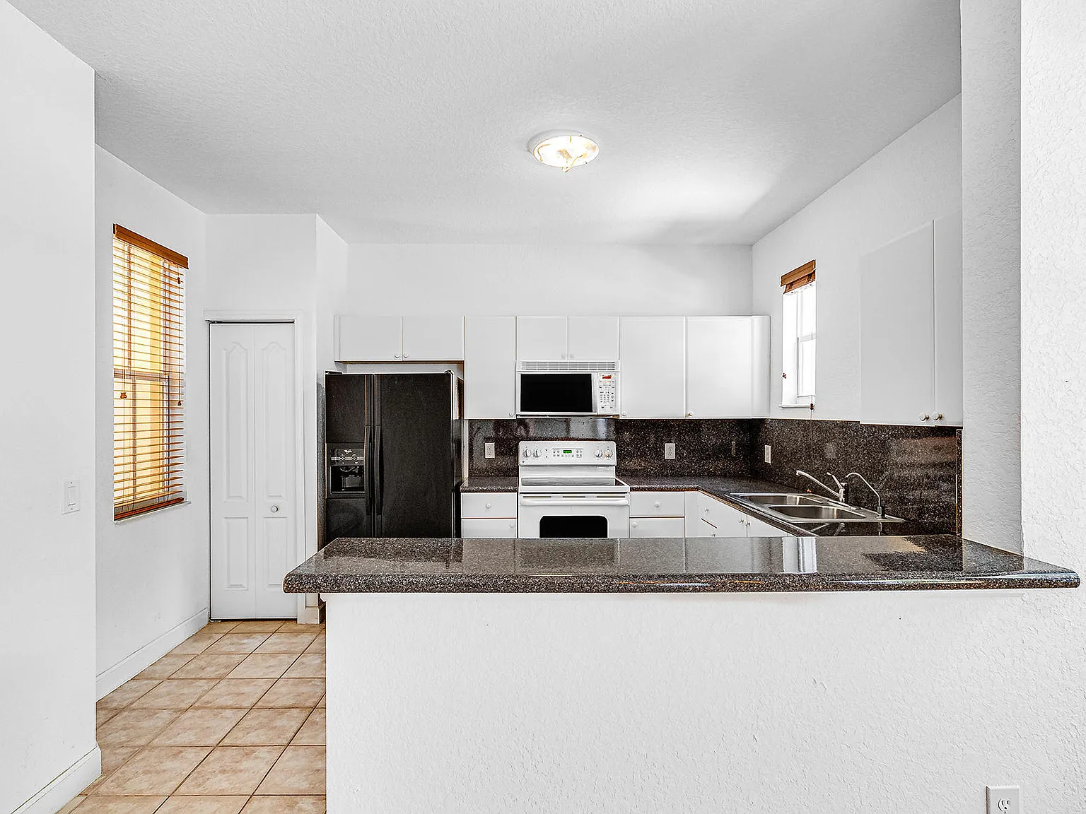 3 bed, 2.0 bath, 1457 sqft, $2,600 — Photo 2