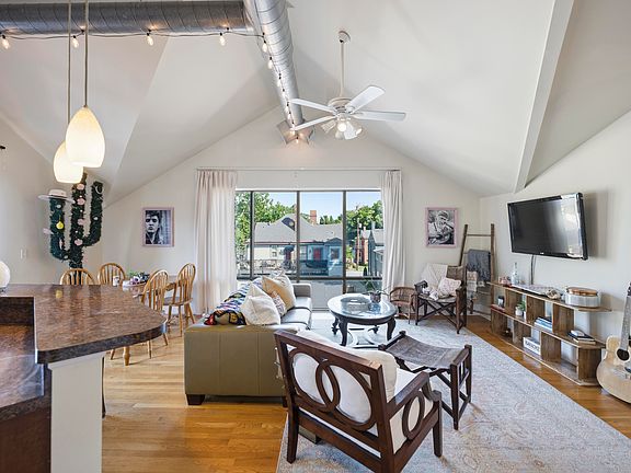 4th image of 261 S Limestone St #302