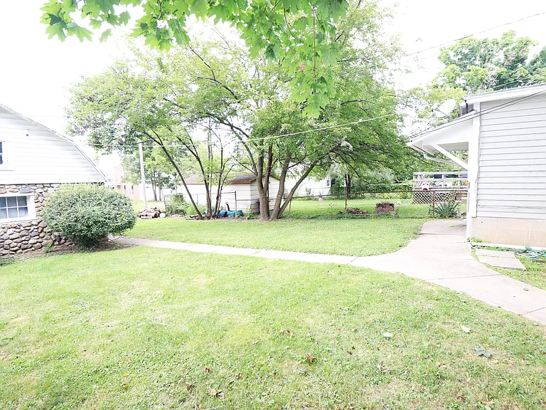 Nice Reeveston Duplex — Photo 3