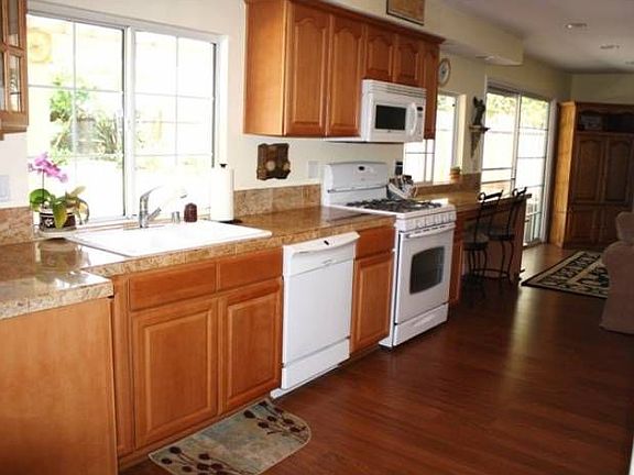 4th image of 115 Dickenson Ave