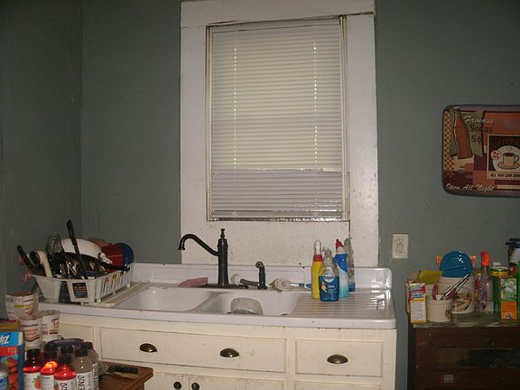 3rd image of 906 E 6th St