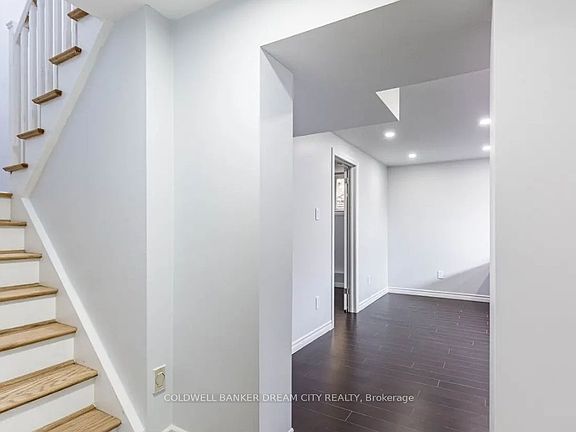 3rd image of 231 Elizabeth St S