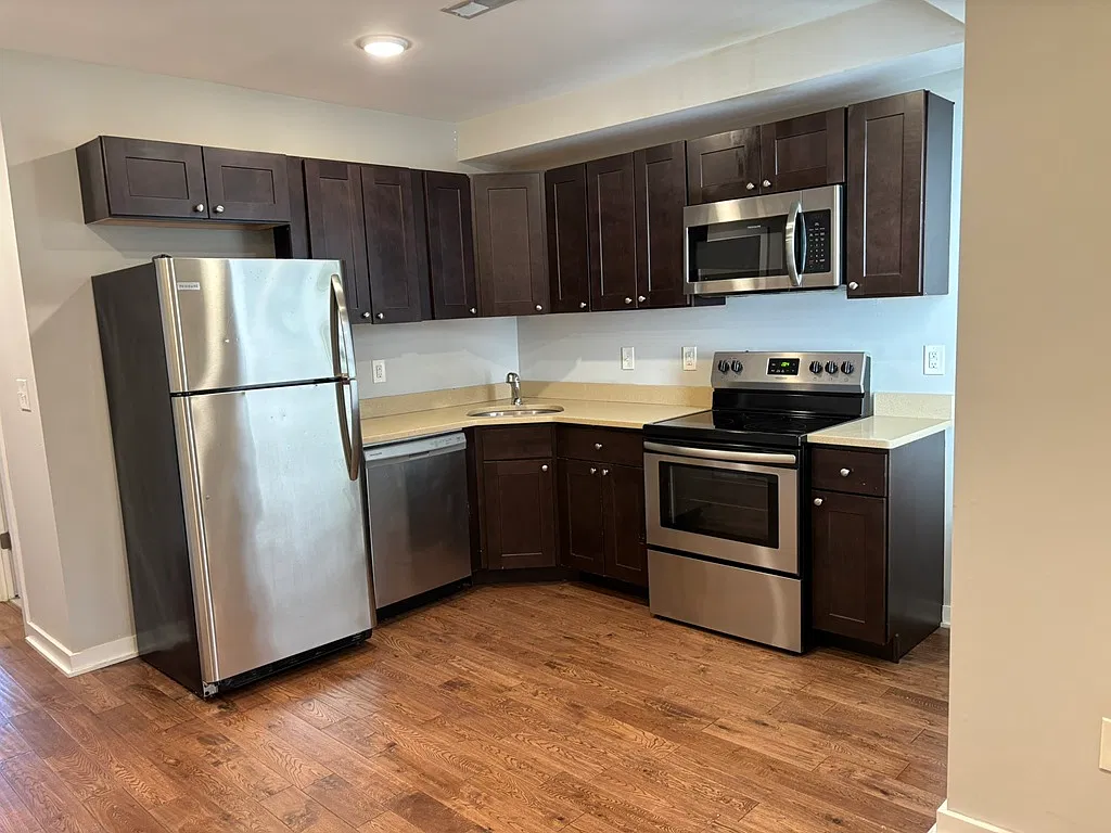 6 bed, 4.5 bath, 2000 sqft, $4,050 — Photo 3