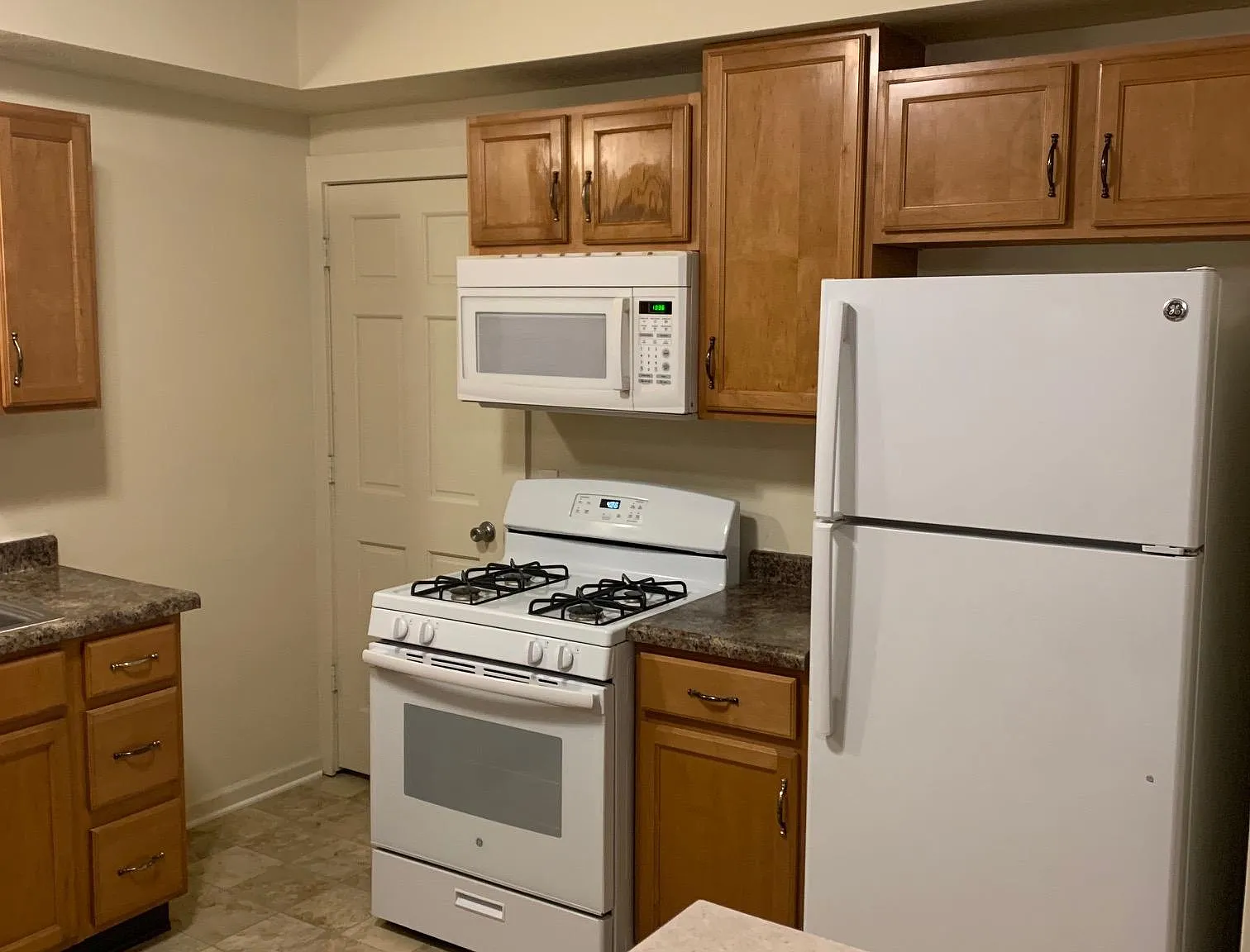 3 bed, 1.5 bath, 1110 sqft, $2,050 — Photo 4