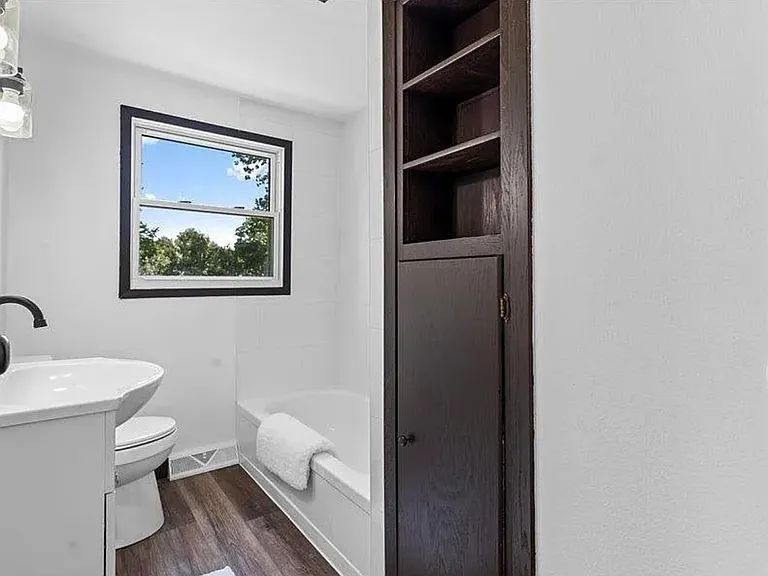 20 N George St — Photo 15