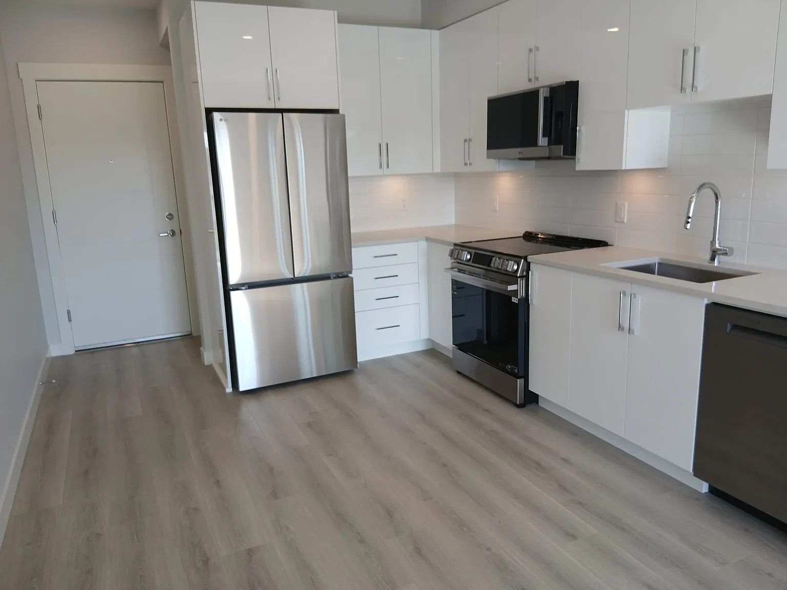 2 bed, 2.0 bath, 650 sqft, $1,775 — Photo 2
