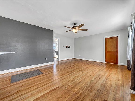 3rd image of 518 Parkdale Dr